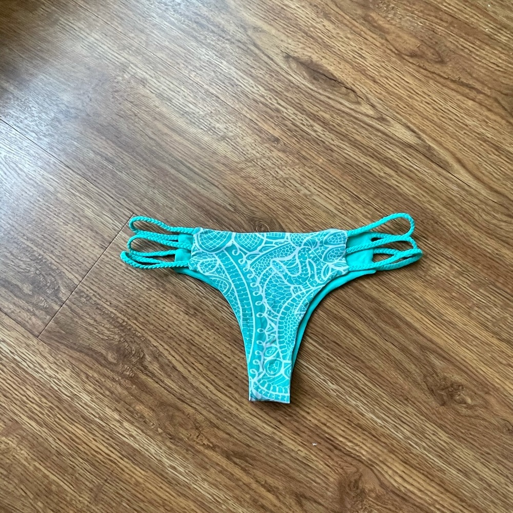 Thong bikini bottom
